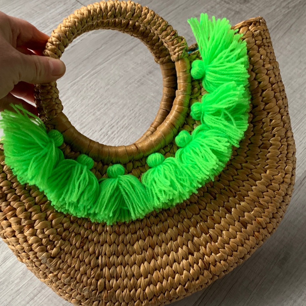 NWOT Jade tribe Round Woven Straw Handbag with Neon Green Fringe. - Picture 2 of 13